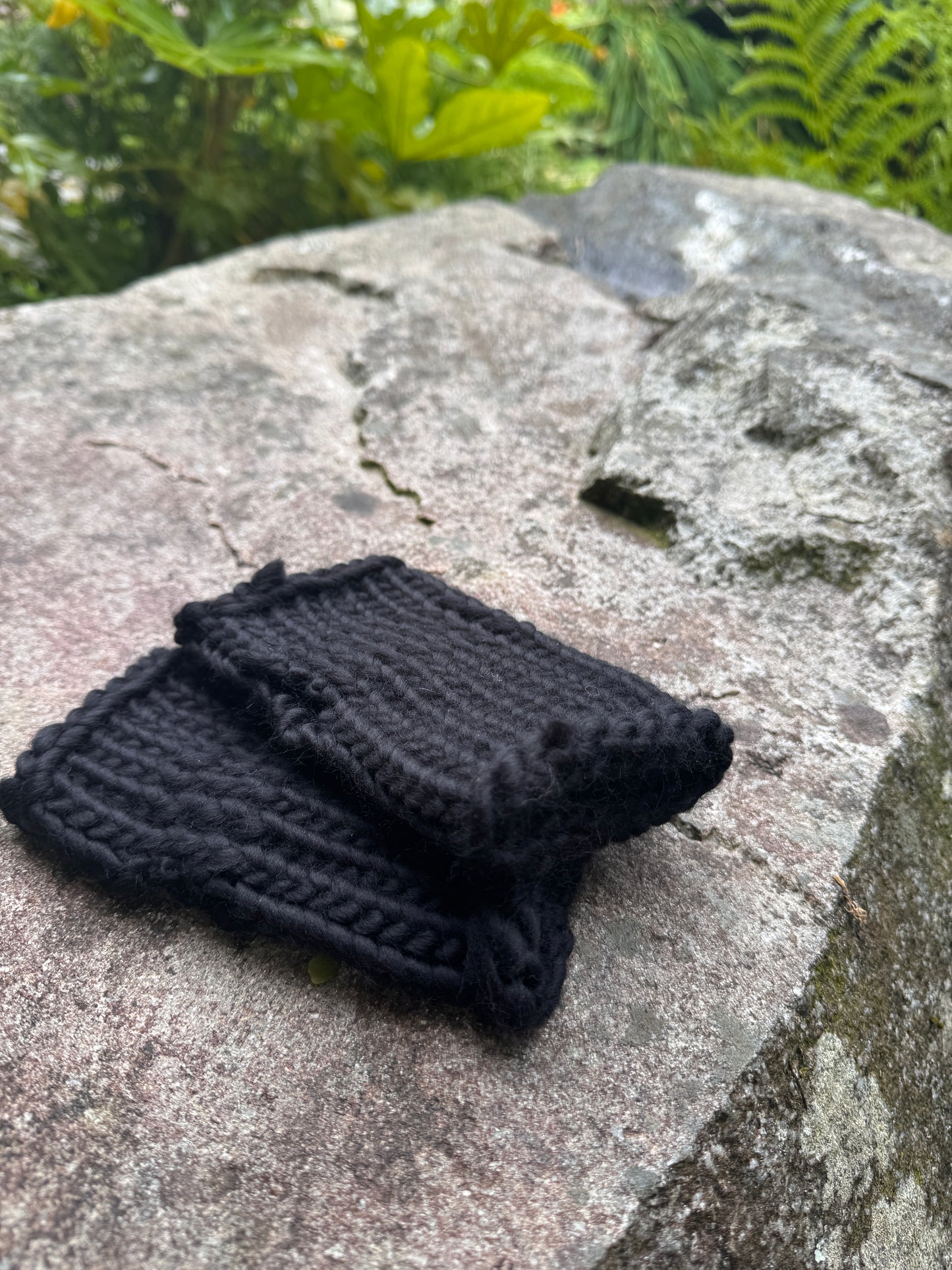 Black fingerless gloves in 100% merino wool