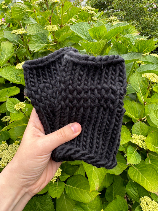 Black fingerless gloves in 100% merino wool