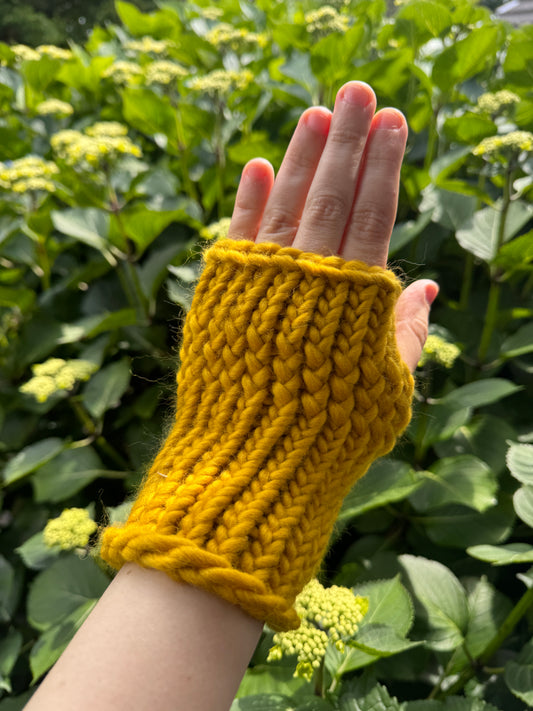 Mustard fingerless gloves in 100% merino wool