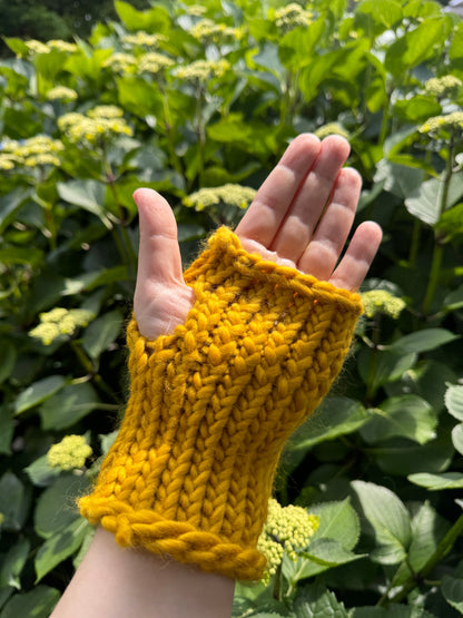 Mustard fingerless gloves in 100% merino wool
