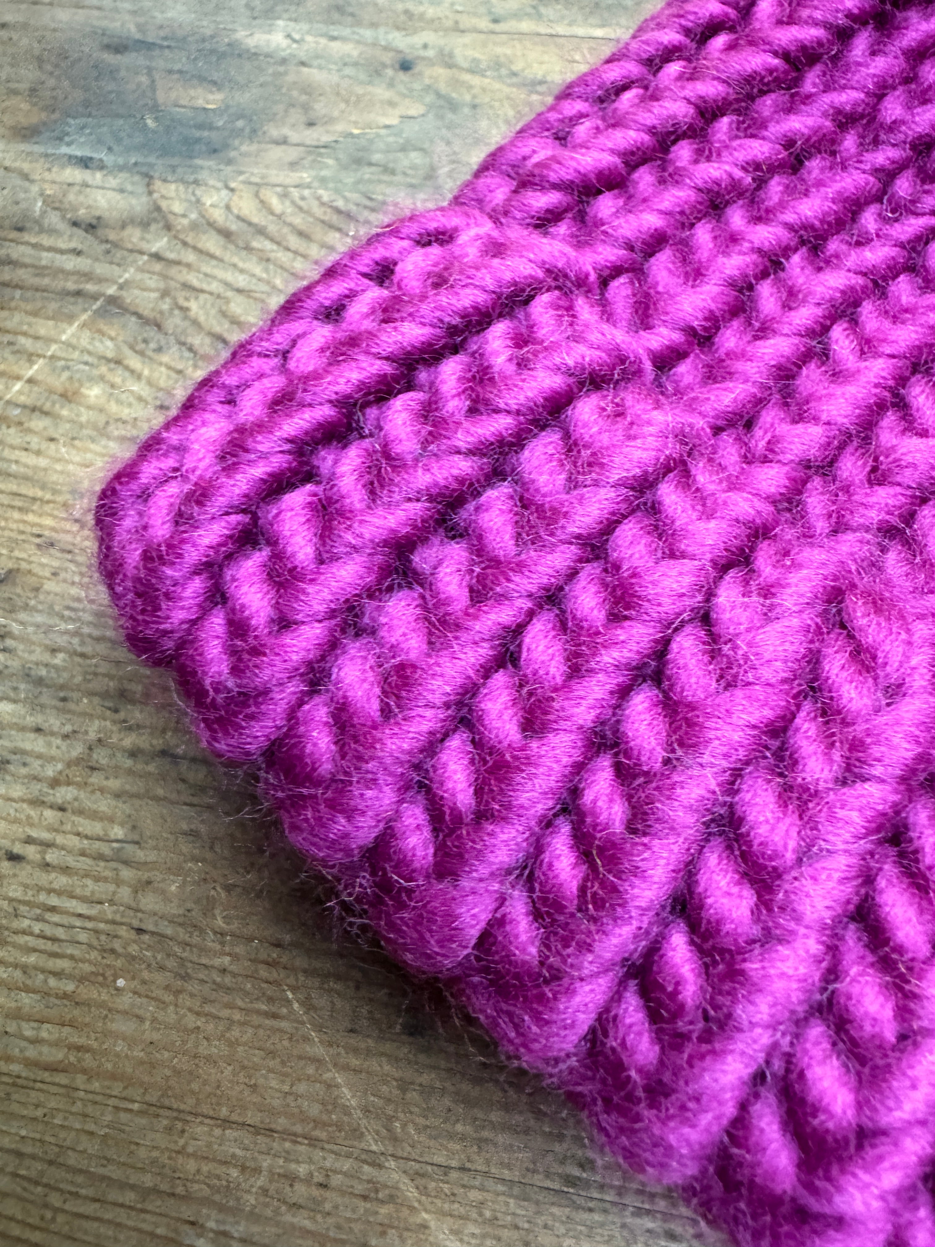 6-12 Months - Hand knitted hat in 100% Merino Wool - Magenta