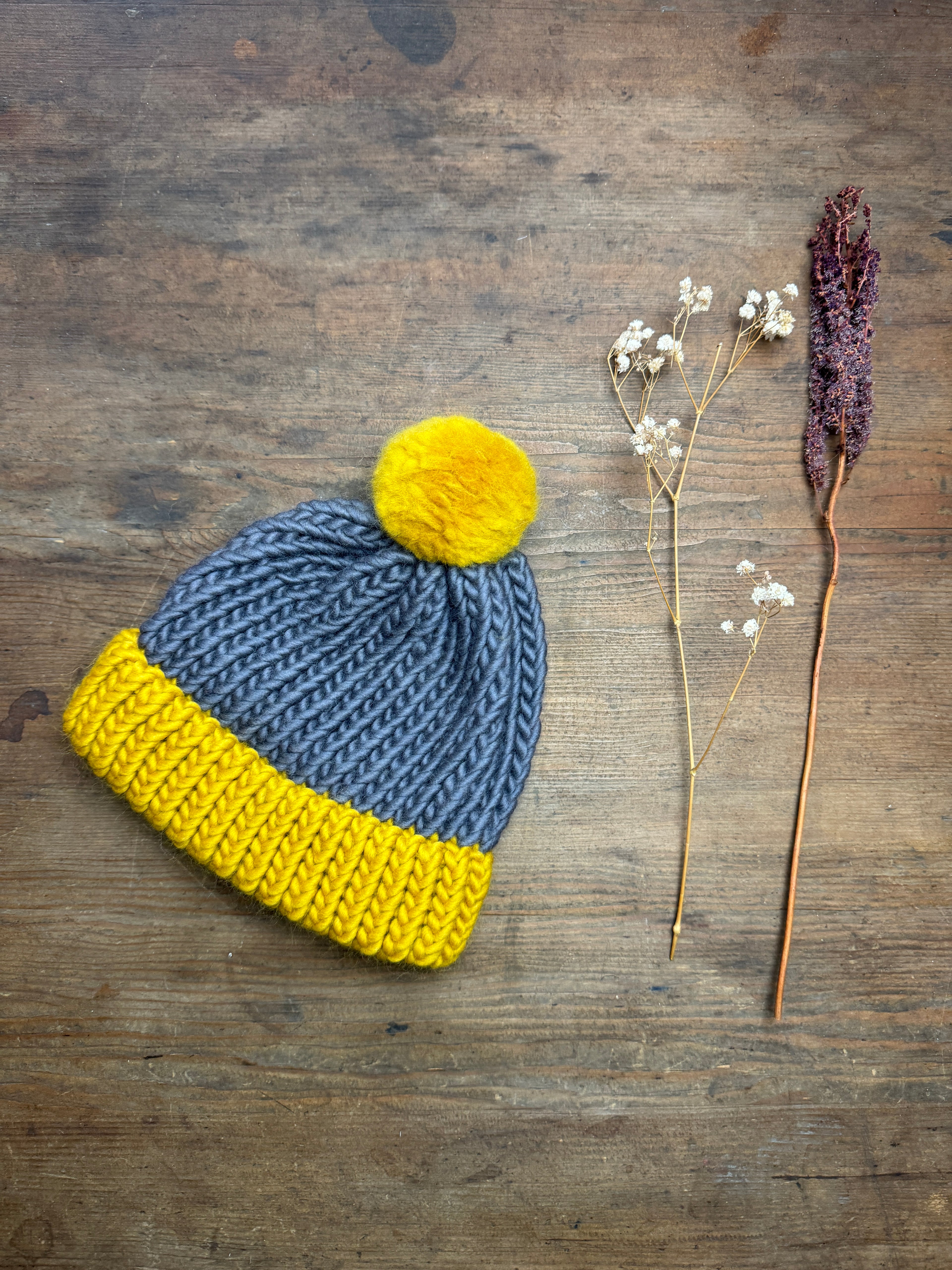 6-12 Months - Hand knitted hat in 100% Merino Wool - Grey and Mustard