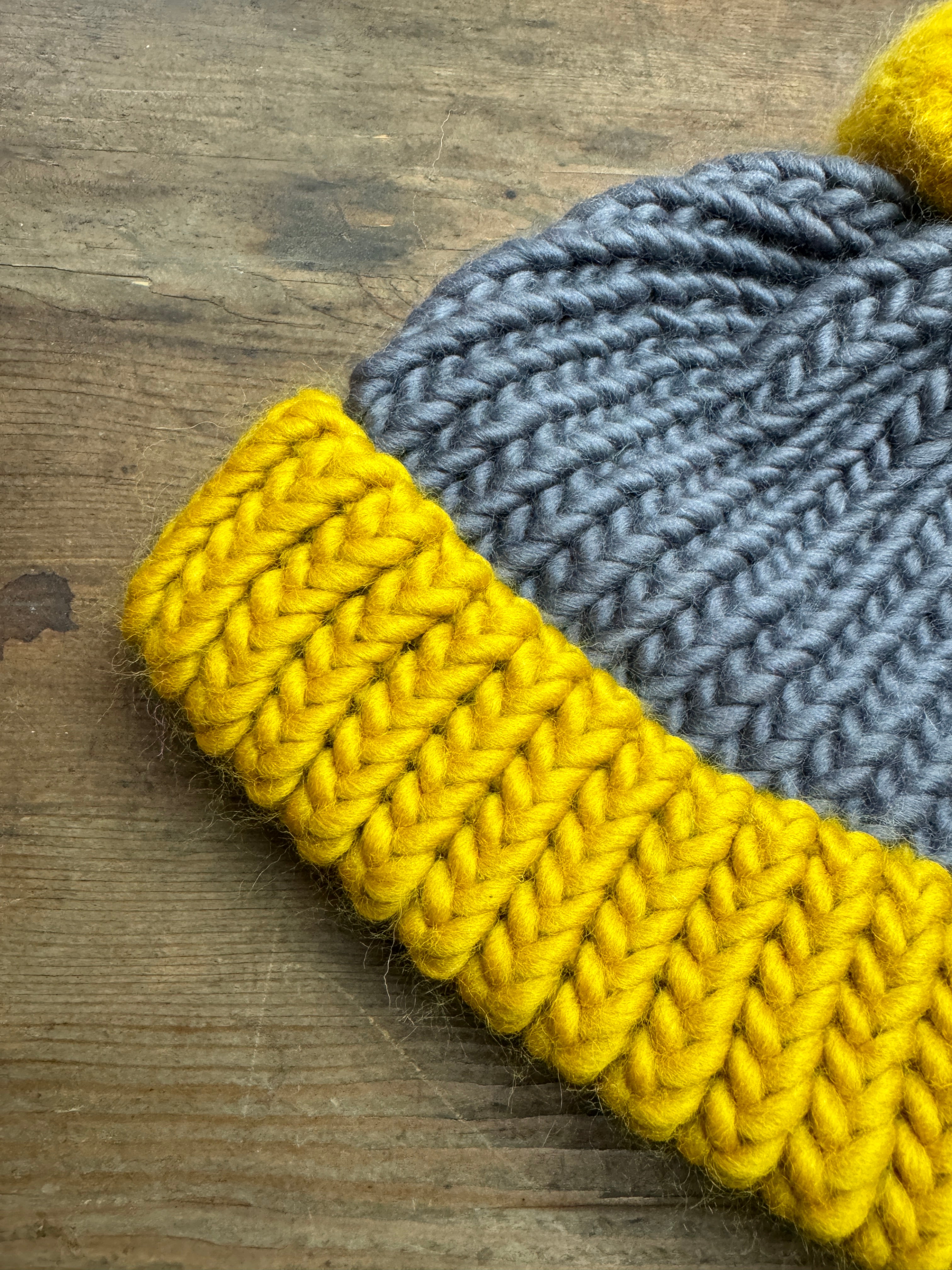 6-12 Months - Hand knitted hat in 100% Merino Wool - Grey and Mustard