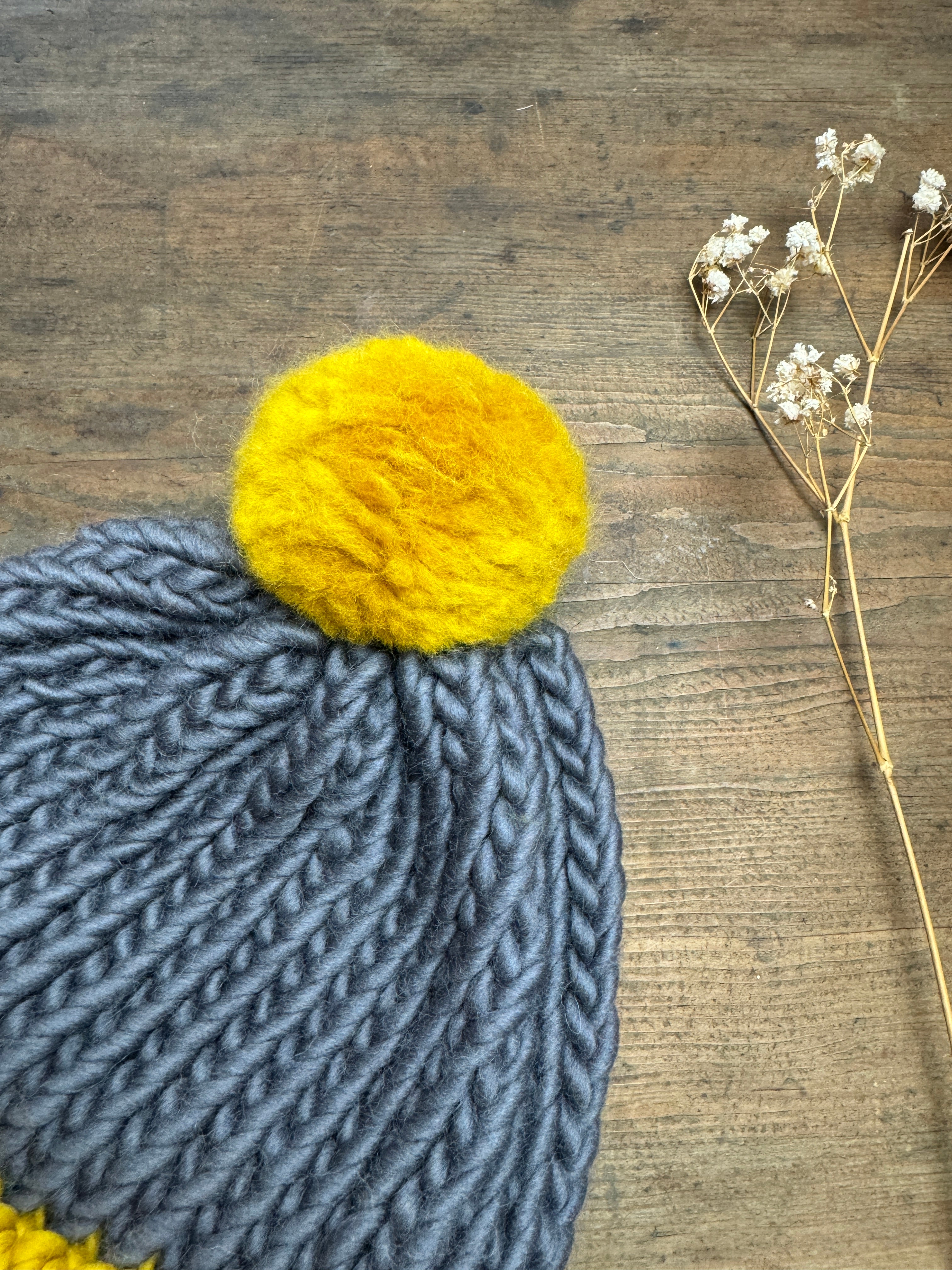 6-12 Months - Hand knitted hat in 100% Merino Wool - Grey and Mustard
