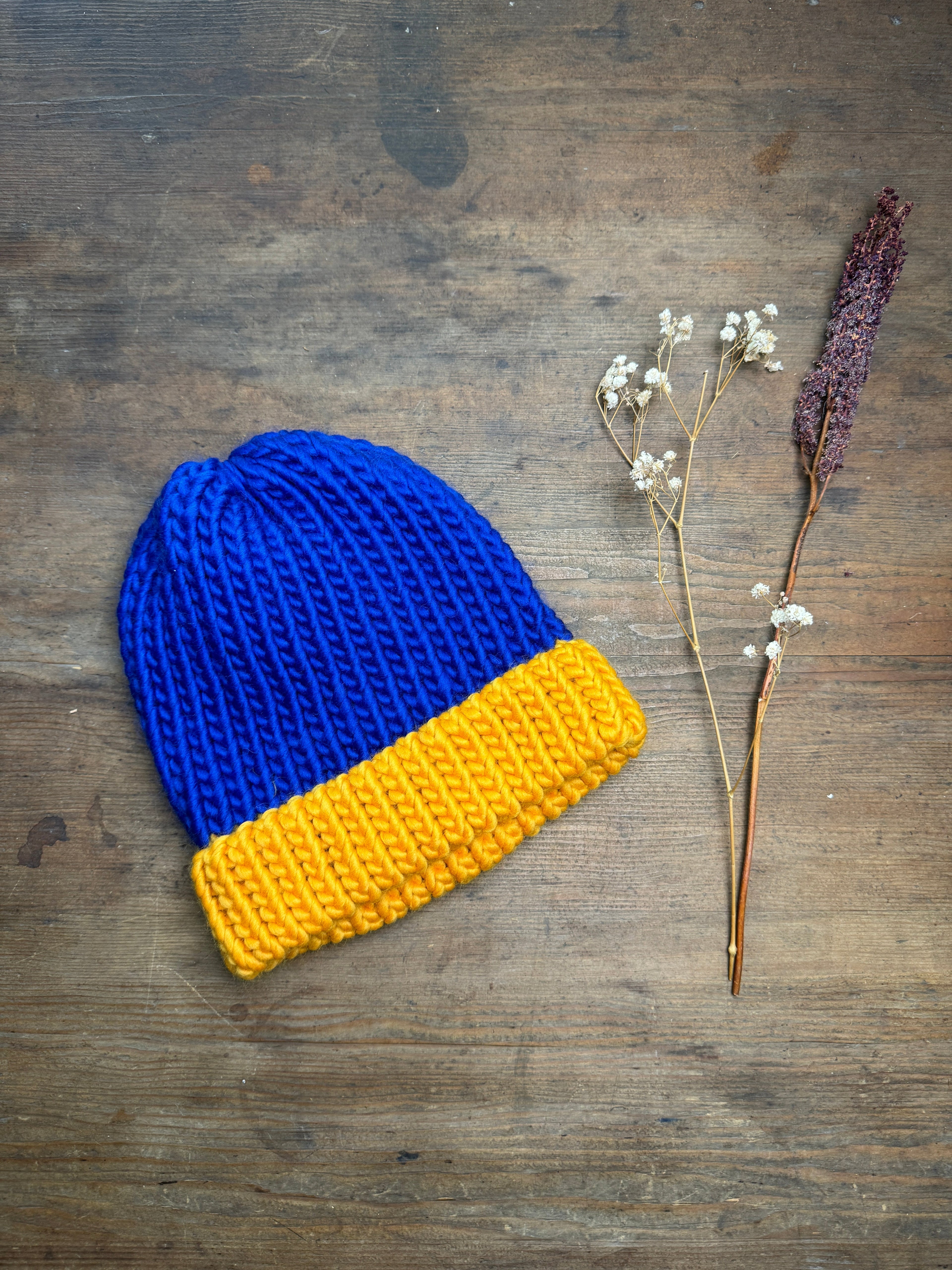 Knitted beanie in blue and yellow