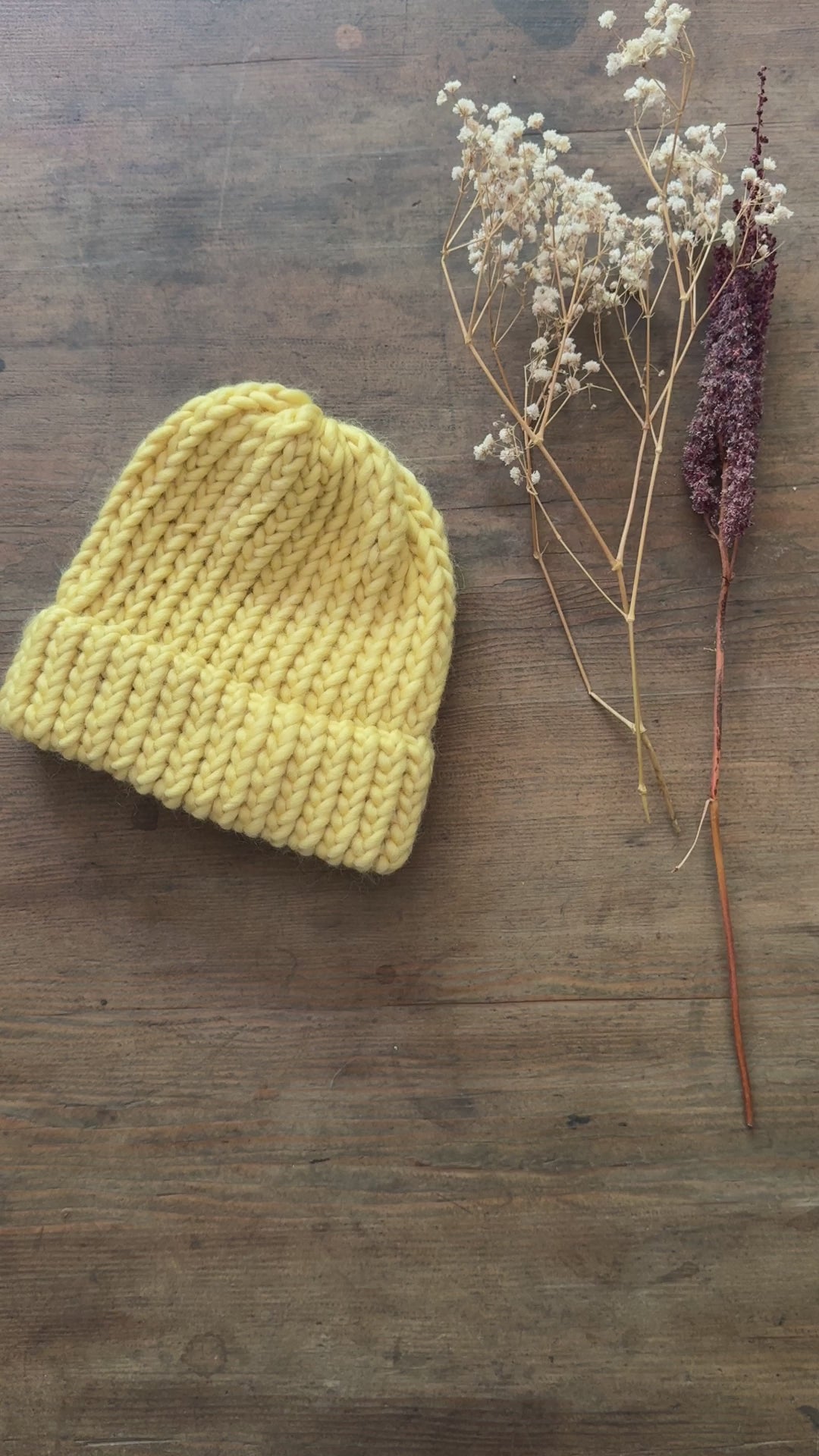 6-12 Months - Hand knitted hat in 100% Merino Wool - Pastel Yellow